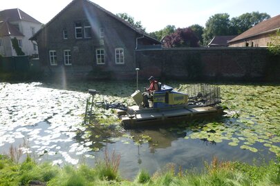 Amphibienfahrzeug Truxor beim Seerosenschnitt