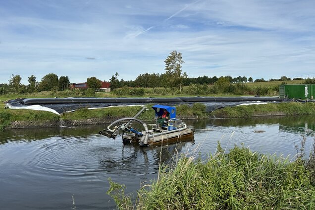 Entschlammung Lichtennau Truxor bei der Entschlammung in Lichtennau