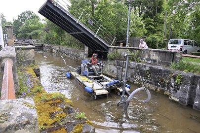 Entschlammung mit Amphibienfahrzeug in der Ba Entschlammung mit Amphibienfahrzeug in der Ba